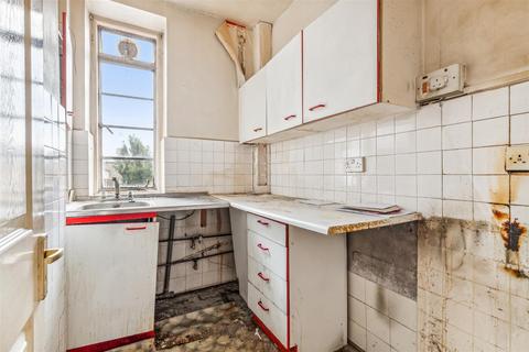 142 Watchfield Court, London, W4 4NE
