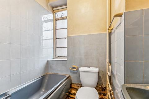 142 Watchfield Court, London, W4 4NE
