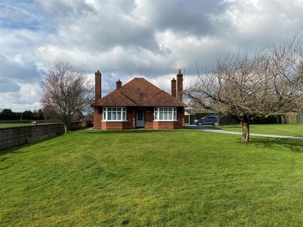 Golf House Lane, Prees Heath, SY13 3JU 3 bed bungalow £1,100 pcm (£