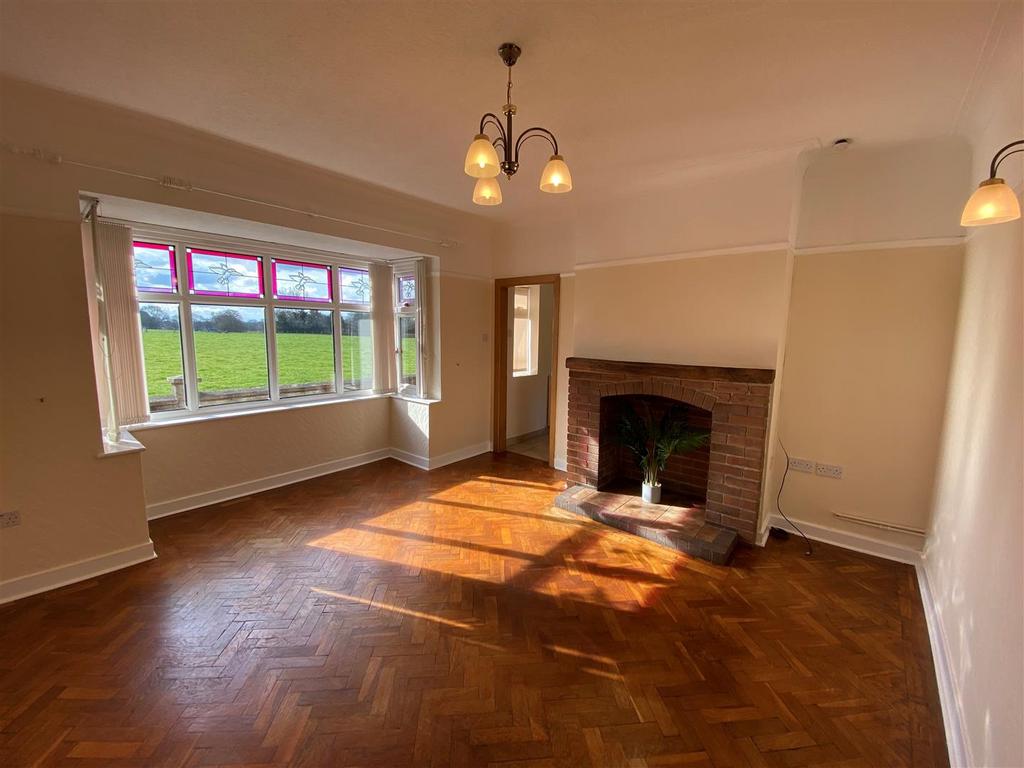 Golf House Lane, Prees Heath, SY13 3JU 3 bed bungalow £1,100 pcm (£