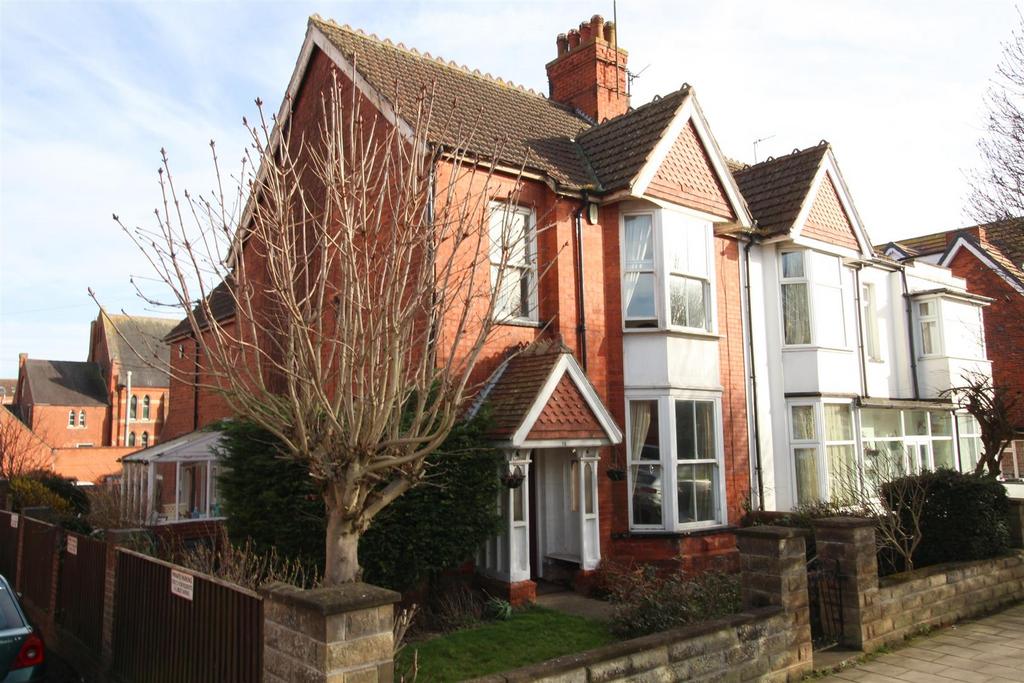 Lumley Avenue, Skegness 4 bed semidetached house £230,000