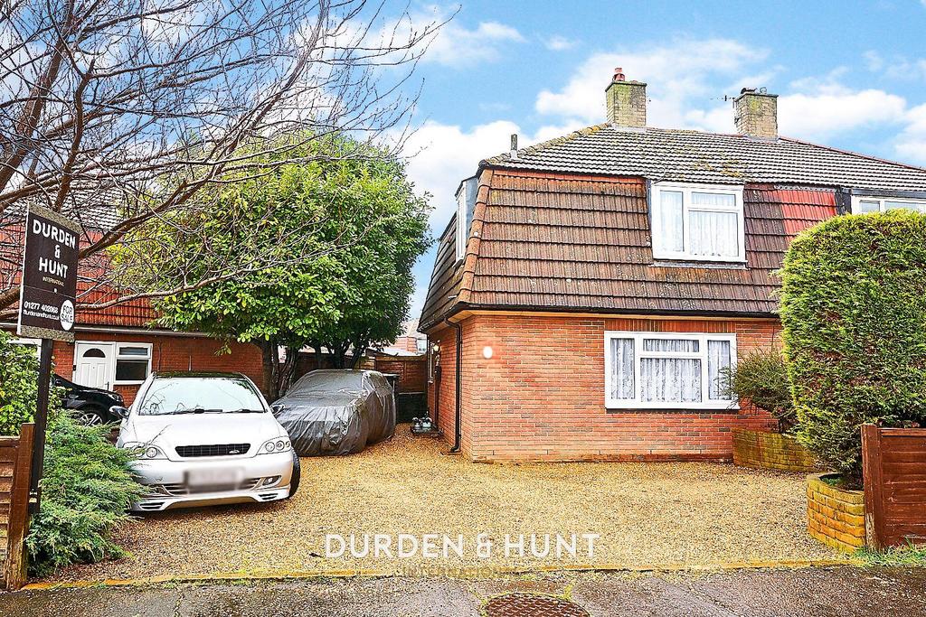 Queensway, Ongar, CM5 3 bed semidetached house £375,000