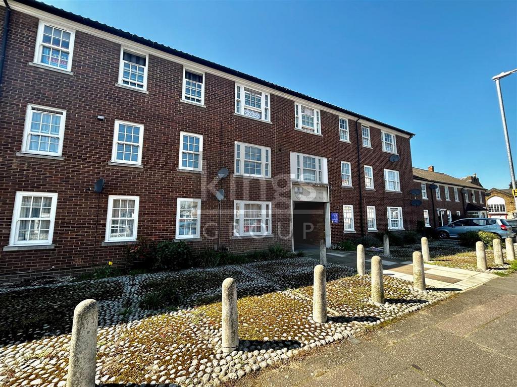 Fountain Place, Waltham Abbey 1 bed flat £165,000