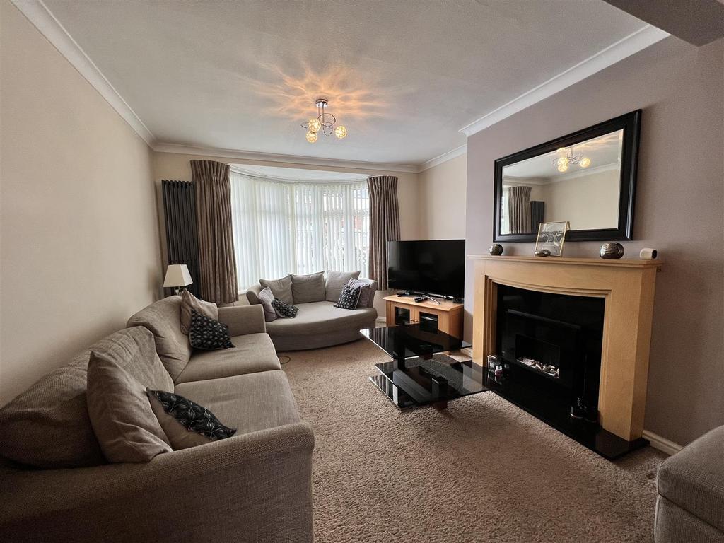 Summerfields Avenue, Halesowen 4 bed semidetached house £380,000