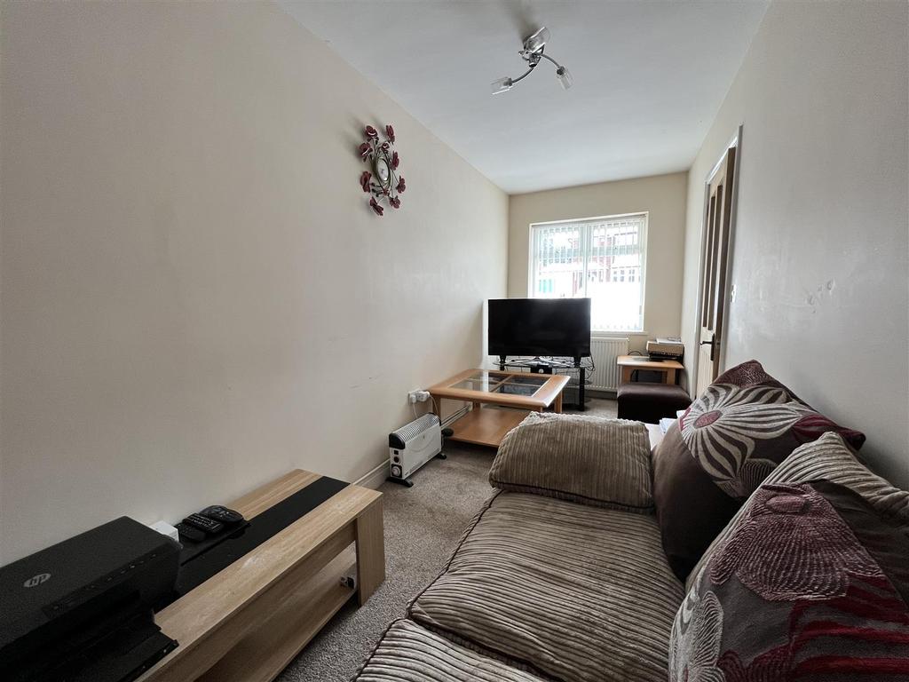 Summerfields Avenue, Halesowen 4 bed semidetached house £380,000