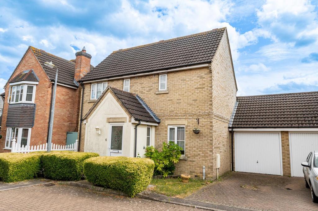 Laurel Drive, Dunmow 3 bed detached house for sale £400,000