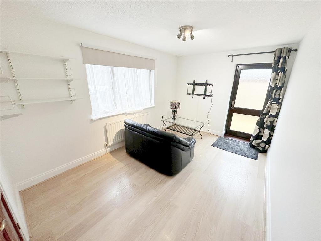 Redland Drive, Loughton, Milton Keynes 1 bed flat to rent £900 pcm (£