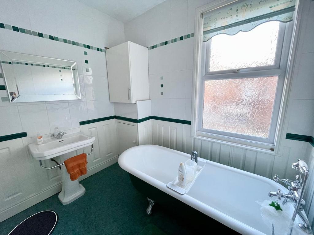 Family Bathroom (1st Floor)