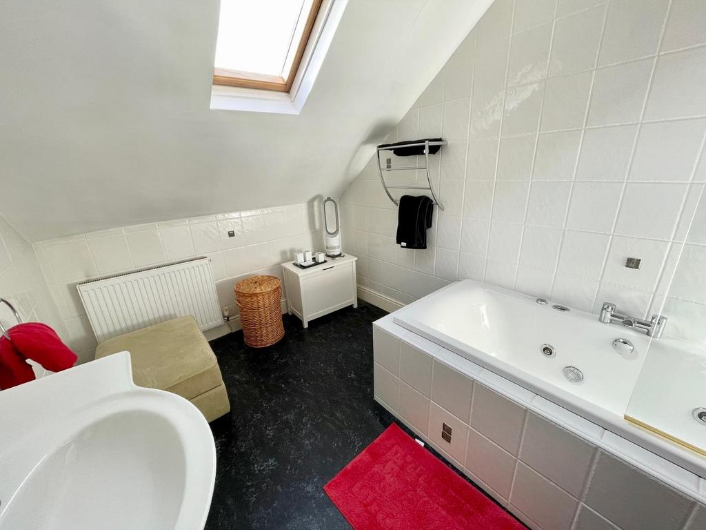 Bathroom (2nd Floor)