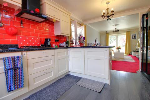 5 Dale Close, Gloucester, GL4 6UR