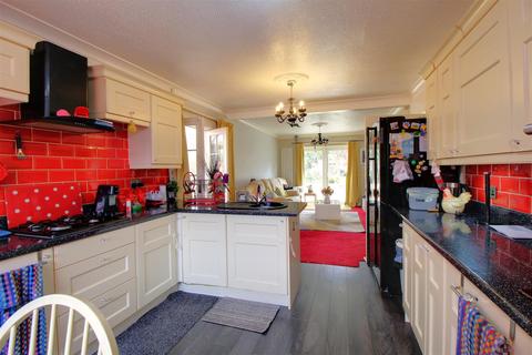 5 Dale Close, Gloucester, GL4 6UR