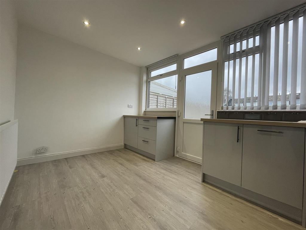 Brewster Close, Binley, Coventry 3 bed terraced house £995 pcm (£230 pw)