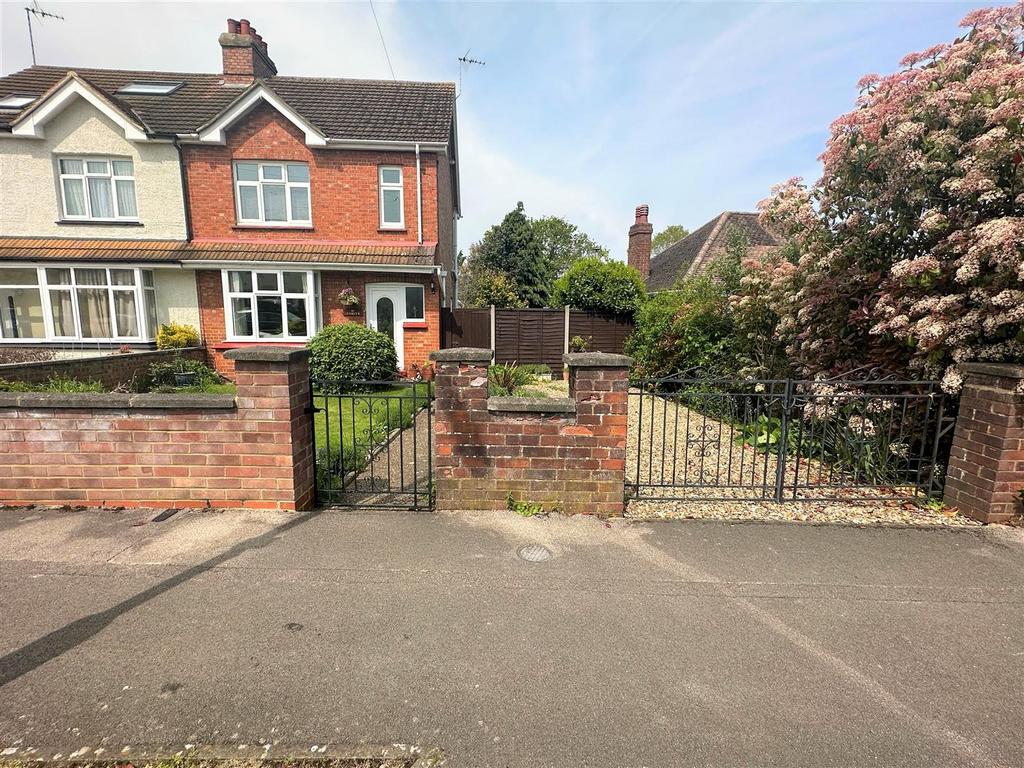 Staple Hall Road, Bletchley, Milton... 2 bed semidetached house £375,000