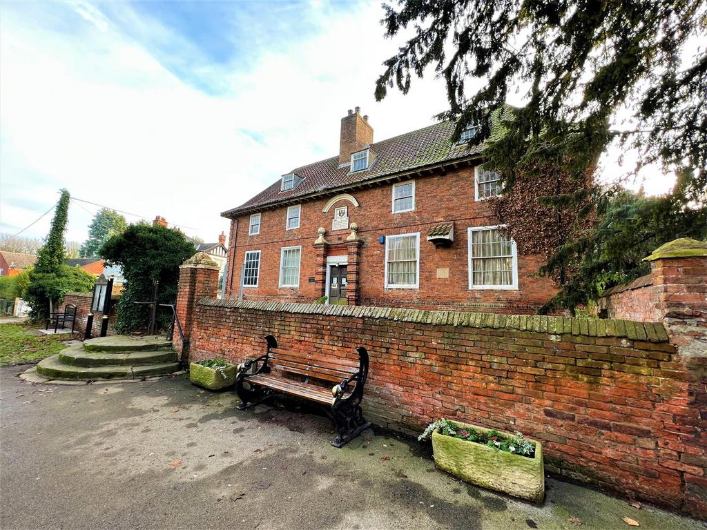 Lincoln Road, Tuxford, Newark 2 bed character property £300,000