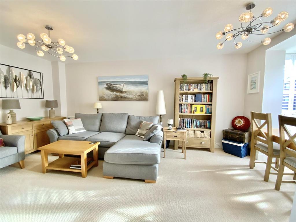 Butter Row, Wolverton, Milton Keynes 3 bed semidetached house £375,000