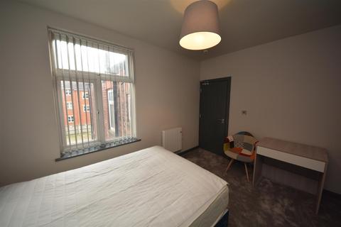 1 bedroom in a house share to rent - Knowsley Street, Bury, BL9 0ST