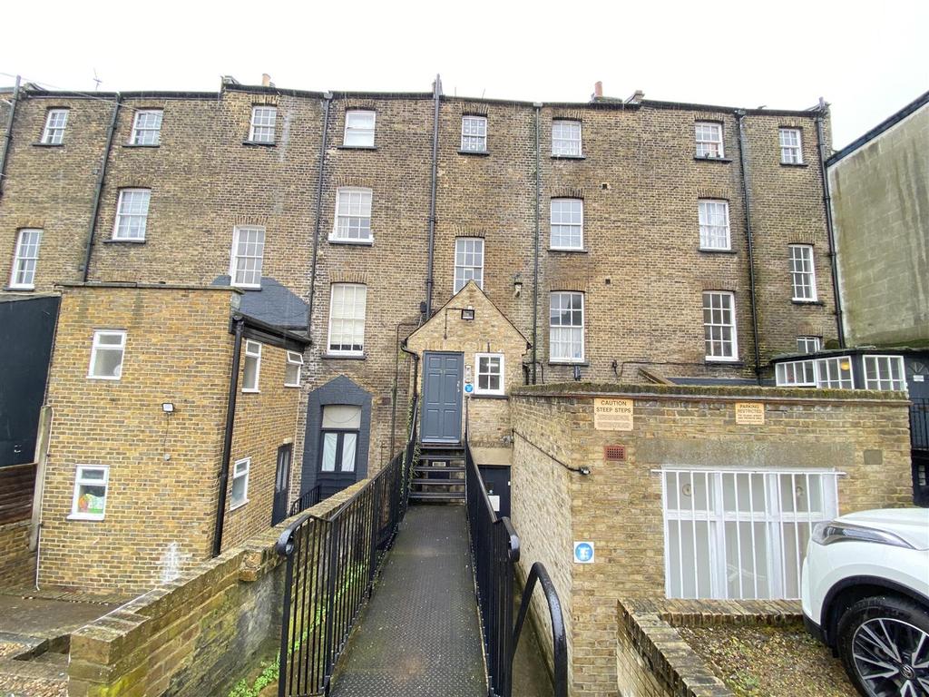 Harmer Street, Gravesend 1 bed property £875 pcm (£202 pw)