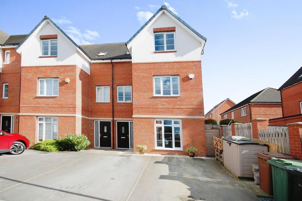 Bluebell Avenue, Garforth, Leeds 4 bed semidetached house £370,000