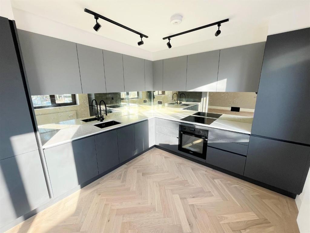Shakespeare Road, Mill Hill, NW7 3 bed apartment £3,300 pcm (£762 pw)