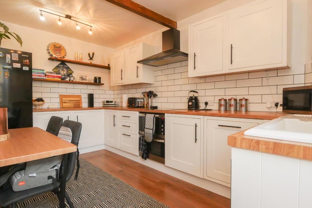 Smalewell Road, Pudsey, LS28 8QQ 3 bed end of terrace house £240,000