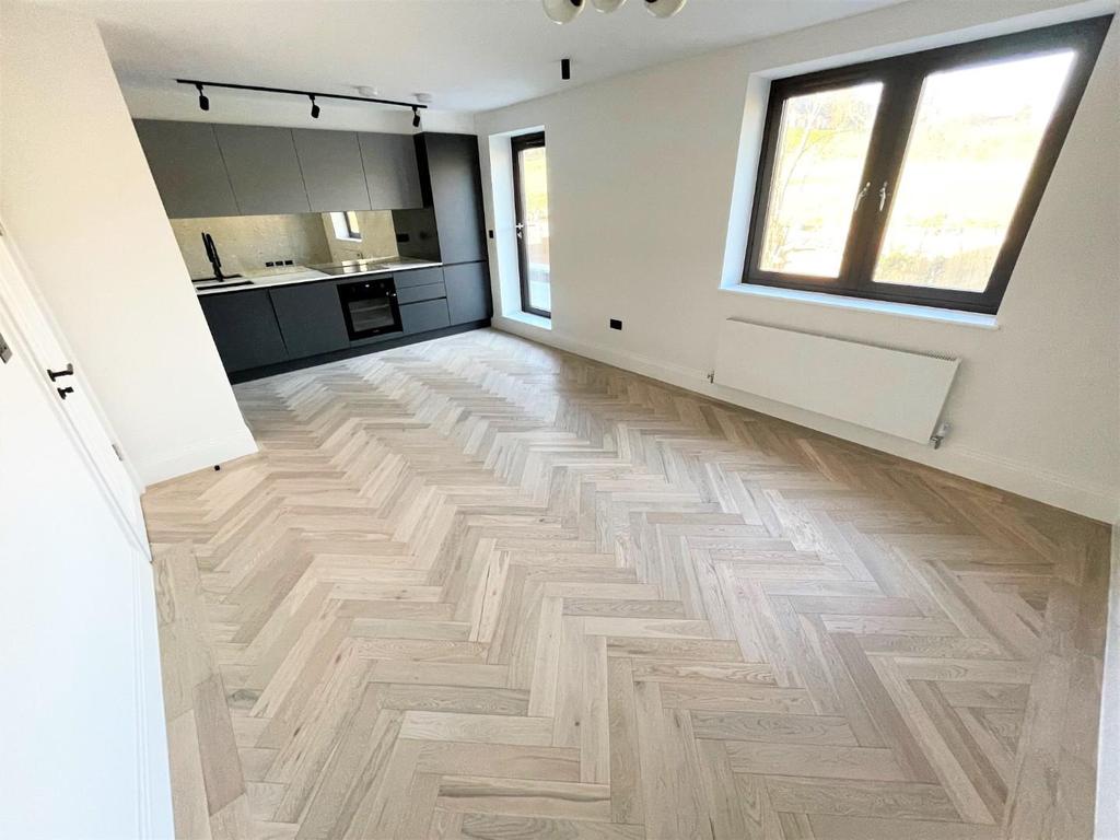 Shakespeare Road, Mill Hill, NW7 2 bed apartment £2,100 pcm (£485 pw)