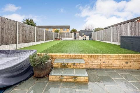 8 Christopher Close, Hornchurch, RM12 6RF