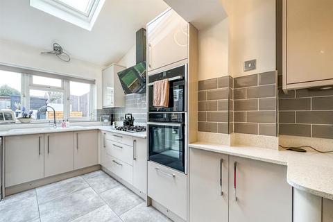 8 Christopher Close, Hornchurch, RM12 6RF