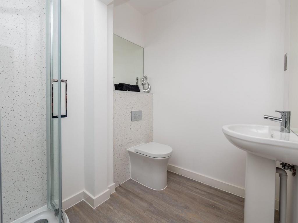 SHOWER ROOM 1.jpg