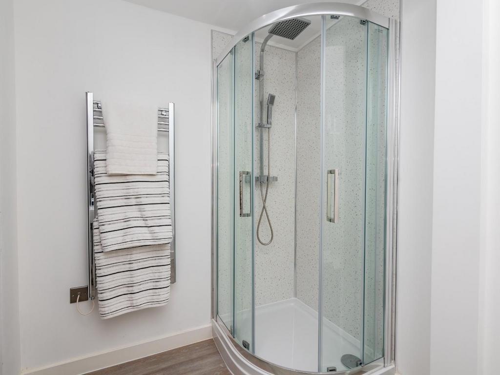 SHOWER ROOM 2.jpg