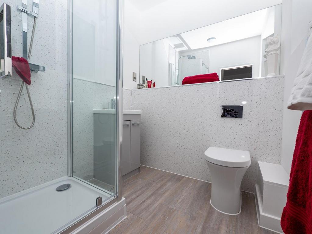 EN SUITE 1.jpg