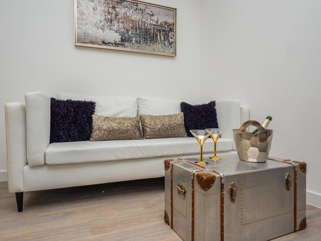 LIVING ROOM 5.jpg