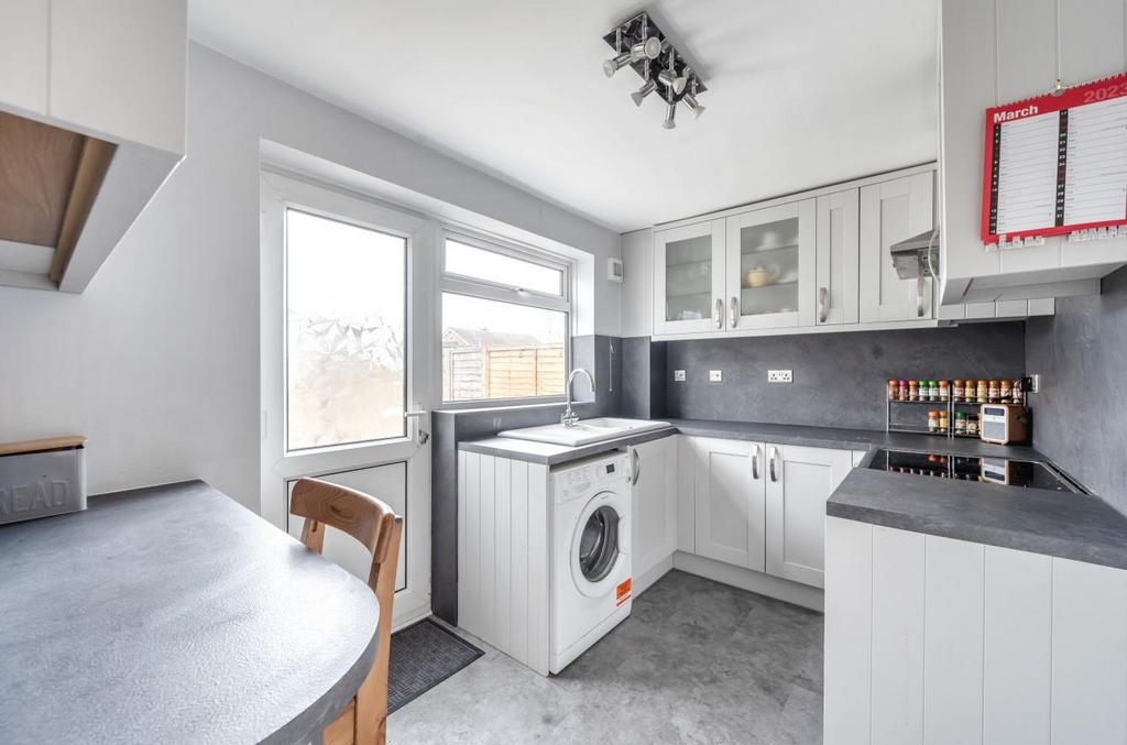 Goodrich Avenue, Bedford 3 bed semidetached house £325,000