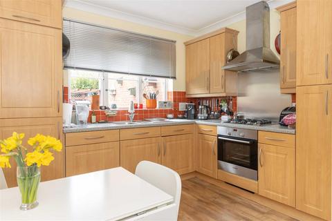 18 Ashmore Avenue, Angmering, Littlehampton, BN16 4GG