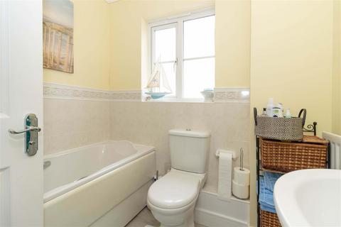 18 Ashmore Avenue, Angmering, Littlehampton, BN16 4GG