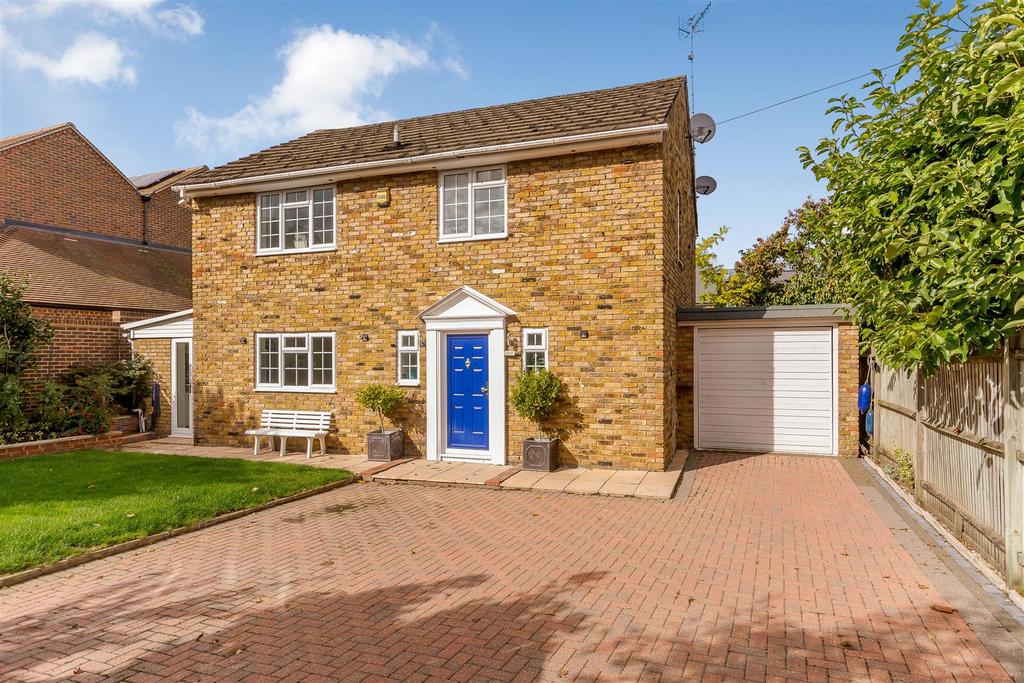 Badgemore Lane, HenleyOnThames RG9 4 bed detached house £1,175,000
