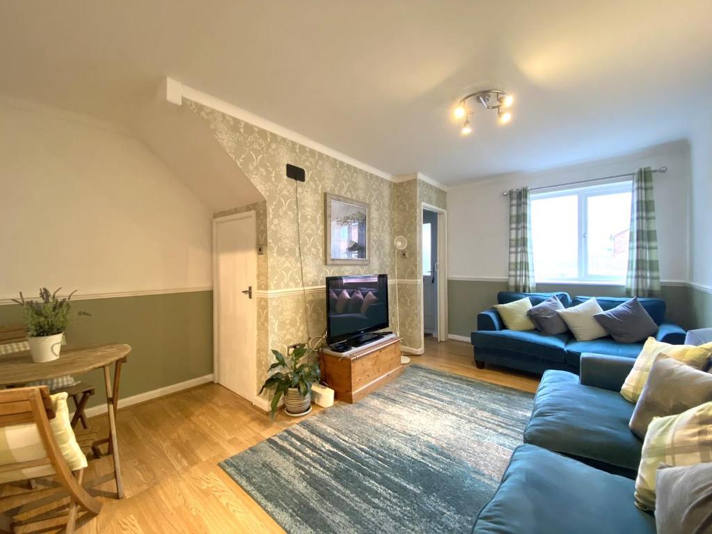 Cotswold Way, Worcester Park 2 bed terraced house £1,800 pcm (£415 pw)