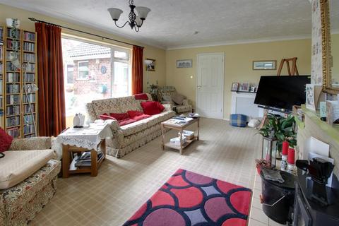 3 bedroom detached bungalow for sale - Fakenham Road, East Bilney