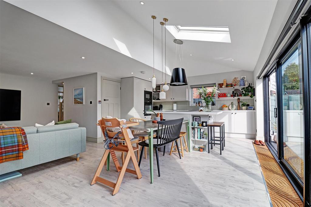 Oakleigh Avenue, Timperley 3 bed semidetached house £600,000