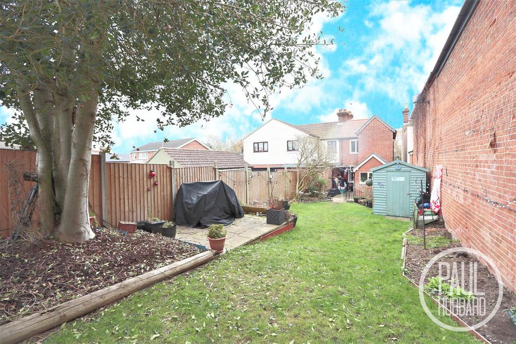 Hall Road, Oulton Broad, NR32 3 bed semidetached house for sale £240,000