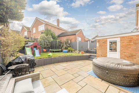 92 Bromley Lane, Kingswinford, DY6 8LR