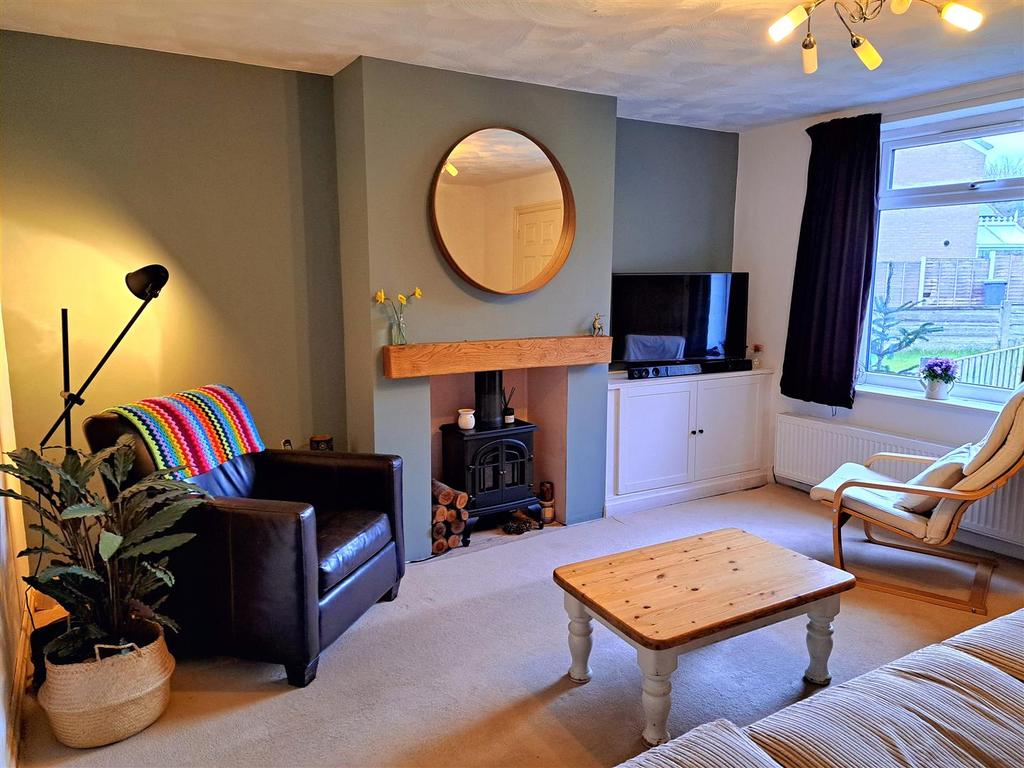 Brosscroft Village, Hadfield, Glossop 3 bed terraced house £195,000