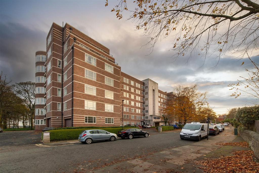 Moor Court, Gosforth, NE3 3 bed apartment £1,795 pcm (£414 pw)