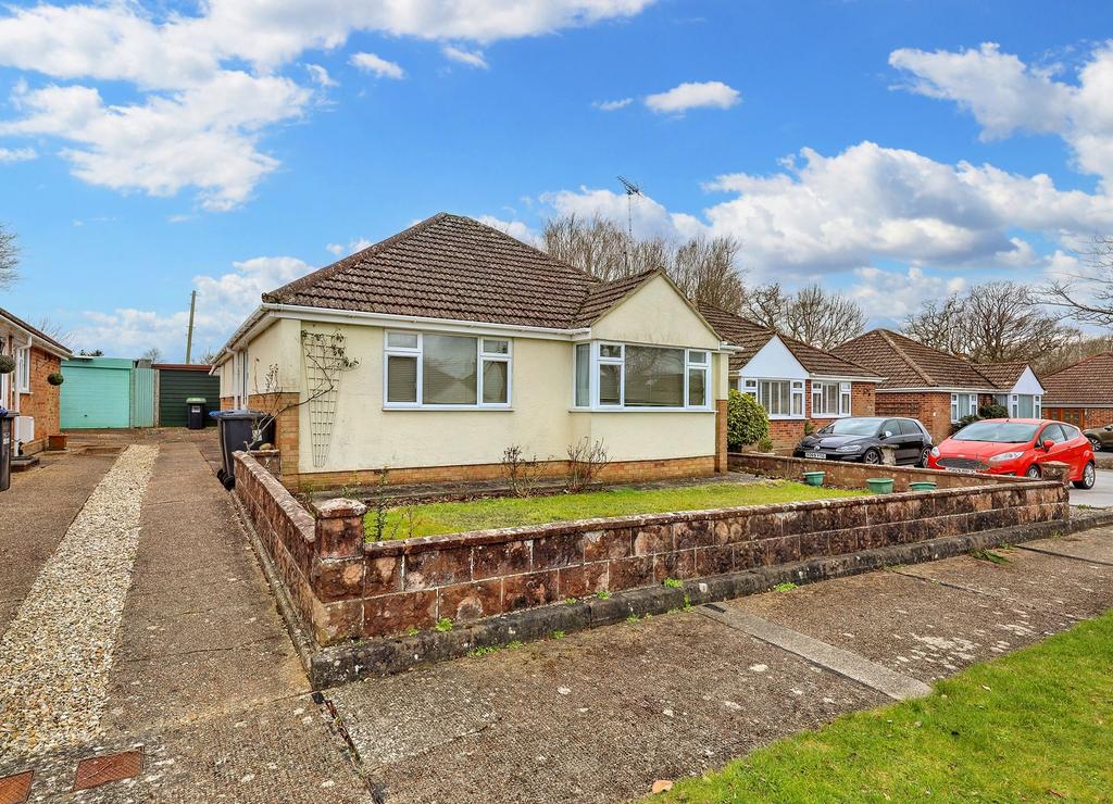 Clayton Drive, Burgess Hill, RH15 2 bed detached bungalow for sale £