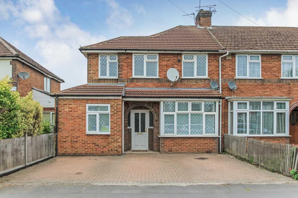 Weedon Road, Aylesbury 3 bed end of terrace house £1,550 pcm (£358 pw)