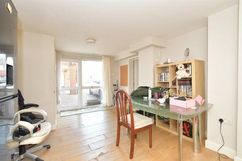 1 bedroom ground floor flat for sale, St. George's Walk, Waterlooville, Hampshire