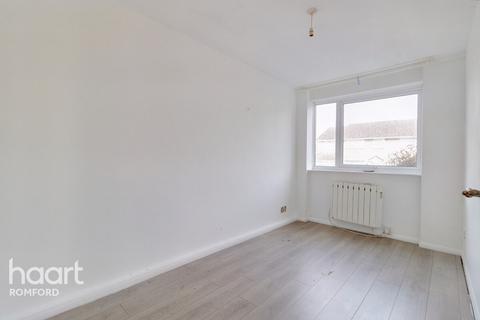 4 Winston Close, Romford, RM7 8LL