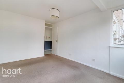 4 Winston Close, Romford, RM7 8LL