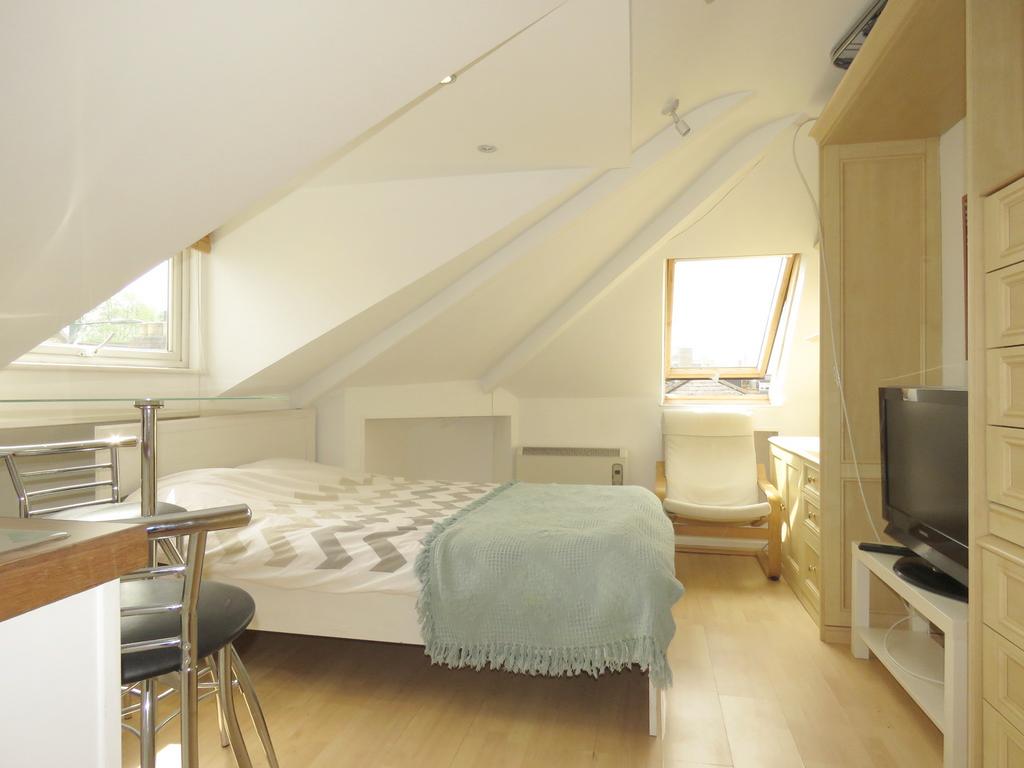 Apartment in Richmond - View 2