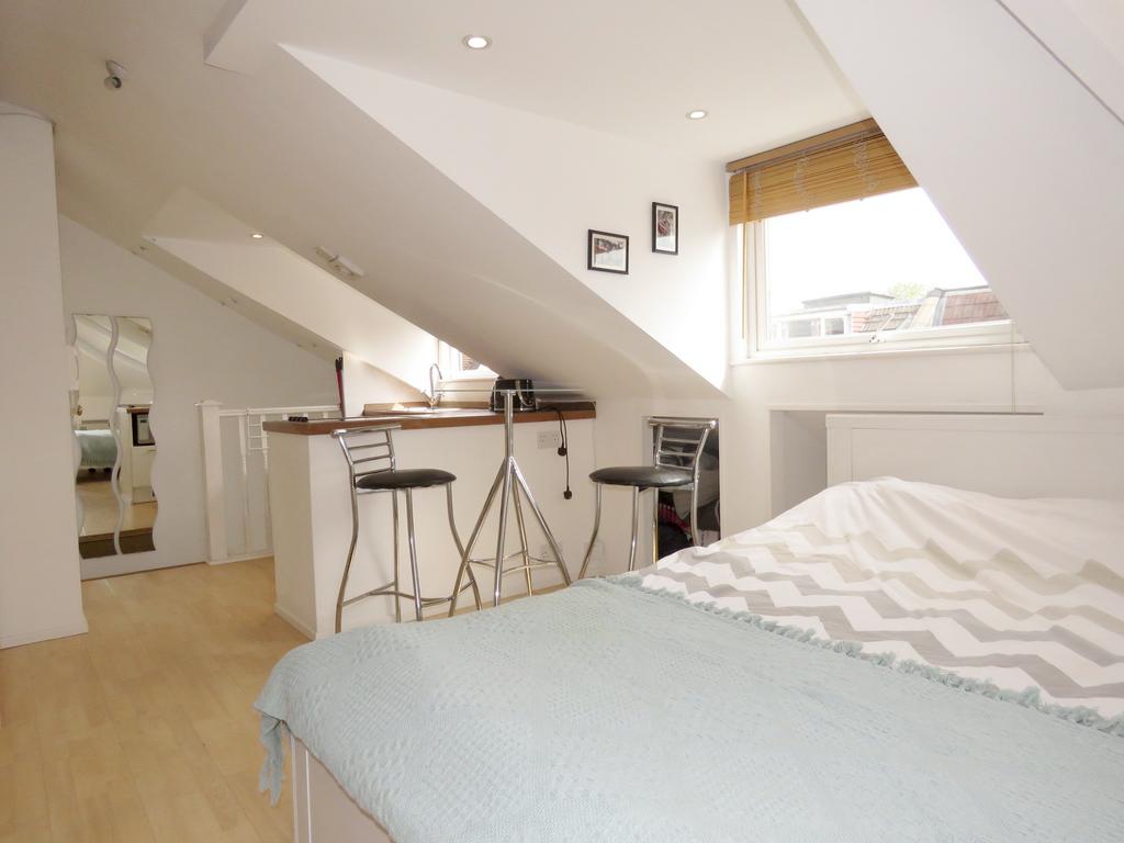 Apartment in Richmond - View 4