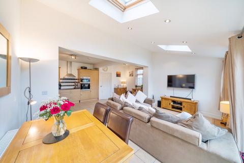 8 Stepgates, Chertsey, KT16 8HX